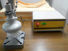 Indukční zařízení k lepení těsnění na sklenice a jiné obaly.