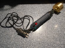 Ruční zařízení k utahování víček