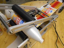 Zařízení k lepení etiket na kulaté obaly